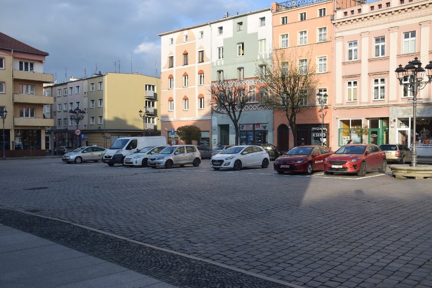 Samochody już jeżdżą po brzeskim rynku. Miasto zyskało aż 80 miejsc parkingowych [WIDEO]
