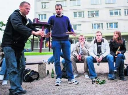 Przed  akademikiem przy ulicy Słowiańskiej grill pali się praktycznie codziennie - fot. Grzegorz Dembiński