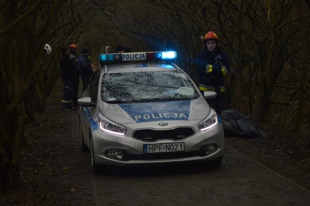 W parku w Zadzimiu odnaleziono ciało mężczyzny, który utonął w rowie melioracyjnym