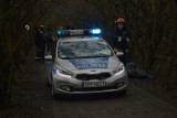 W parku w Zadzimiu odnaleziono ciało mężczyzny, który utonął w rowie melioracyjnym (ZDJĘCIA)