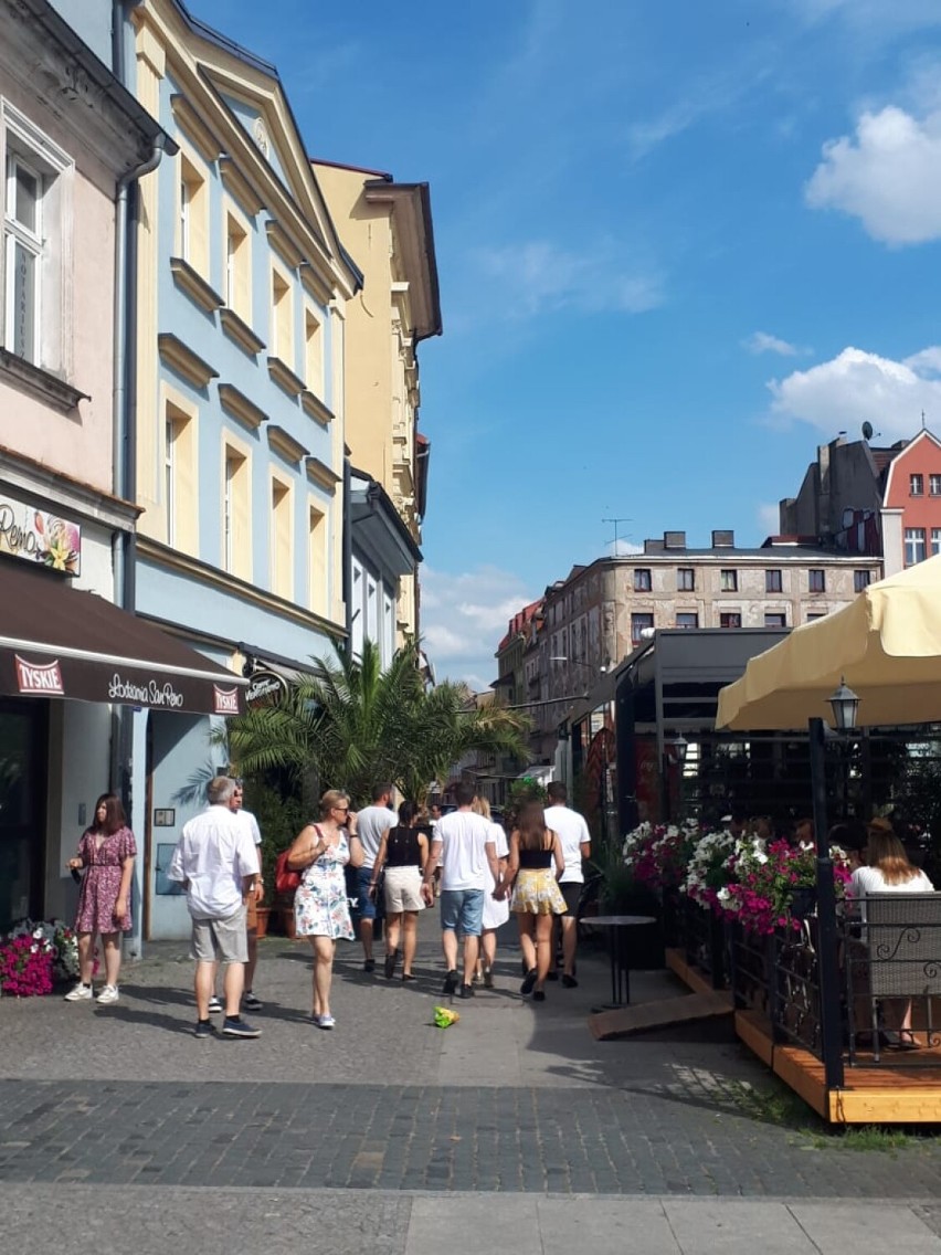 Rynek w Ostrowie Wielkopolskim podczas weekendu.