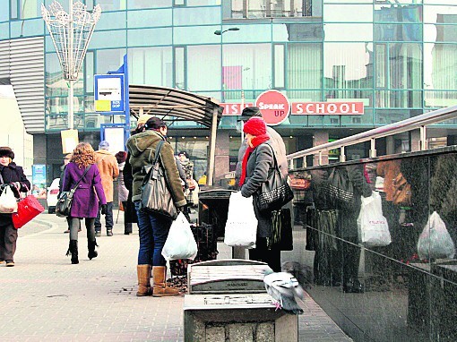 ŚRÓDMIEŚCIE
-&nbsp;Siedem koksowników pojawiło się w tym roku w Sosnowcu. Oprócz przystanku na placu Stulecia (w stronę Zagórza) i dworca autobusowego przy ul. Mościckiego pojawiły się na pętli tramwajowej w Kazimierzu Górniczym, w Zagórzu przy pawilonie Orion, przy tzw. Trójkącie na Dańdówce, przy Rondzie Ludwik oraz przy kościele na Pogoni.