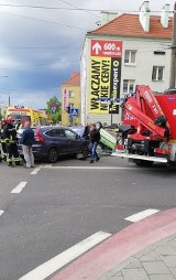 Groźnie wyglądający wypadek na skrzyżowaniu Reja i Broniewskiego w Toruniu [ZDJĘCIA]