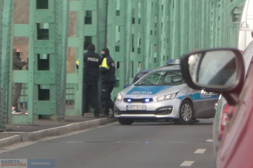 Korek na moście we Włocławku - szybka akcja policji. Okazało...