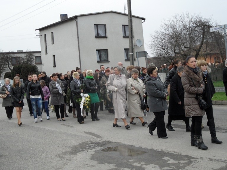 Rusinowice: Pogrzeb ks. Damiana Kominka [ZDJĘCIA]. Duszpasterza żegnały tłumy wiernych