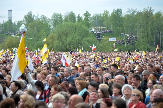 Kanonizacja Jana Pawła II. 30 tys. osób na  mszy w sanktuarium w Łagiewnikach [ZDJĘCIA]