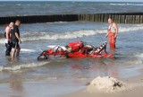 W Jarosławcu wiatrakowiec spadł do morza. Nie żyje 25-letni pilot [ZDJĘCIA, WIDEO]