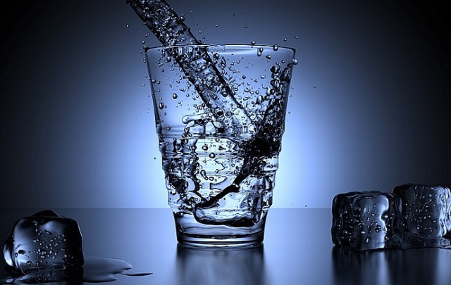 Szklanka zimnej wody świetnie gasi pragnienie.
