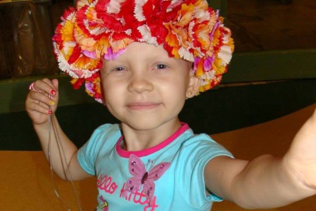 Nikola ma 6 lat i zmaga się z chorobą nowotworową. Dziewczynka ...