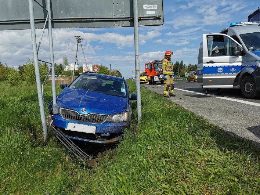 Wypadek na zakopiance pod Krakowem. Samochód wypadł z drogi i wjechał do rowu, udezrzył w znak drogowy
