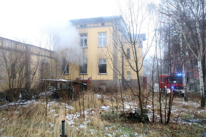 Palił się pustostan przy ulicy Lindego w Legnicy, ogień pojawił się w kilku pomieszczeniach