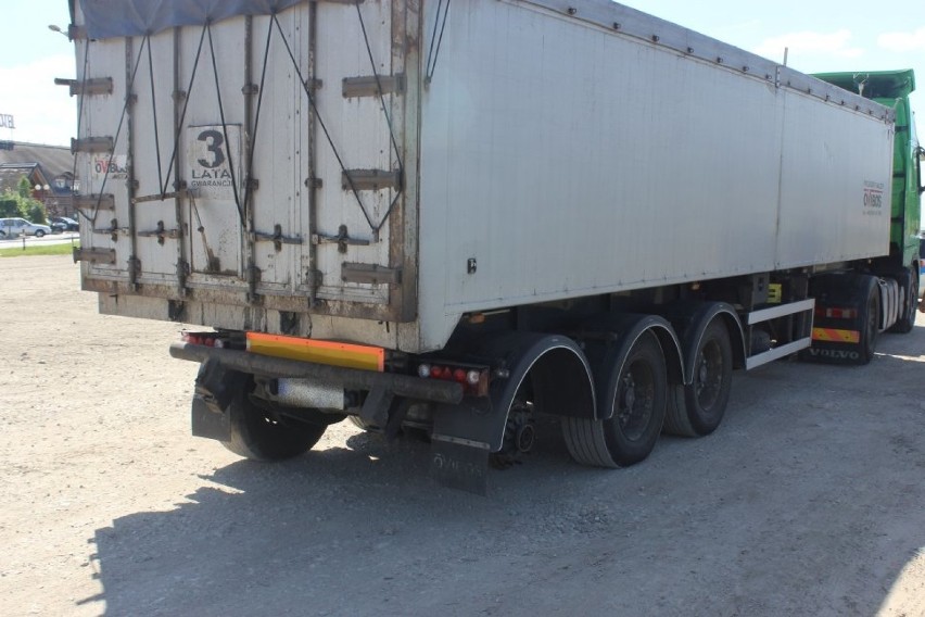 Koziegłowy: Kierowca wiózł 25 ton węgla ciężarówką bez koła! [ZDJĘCIA]