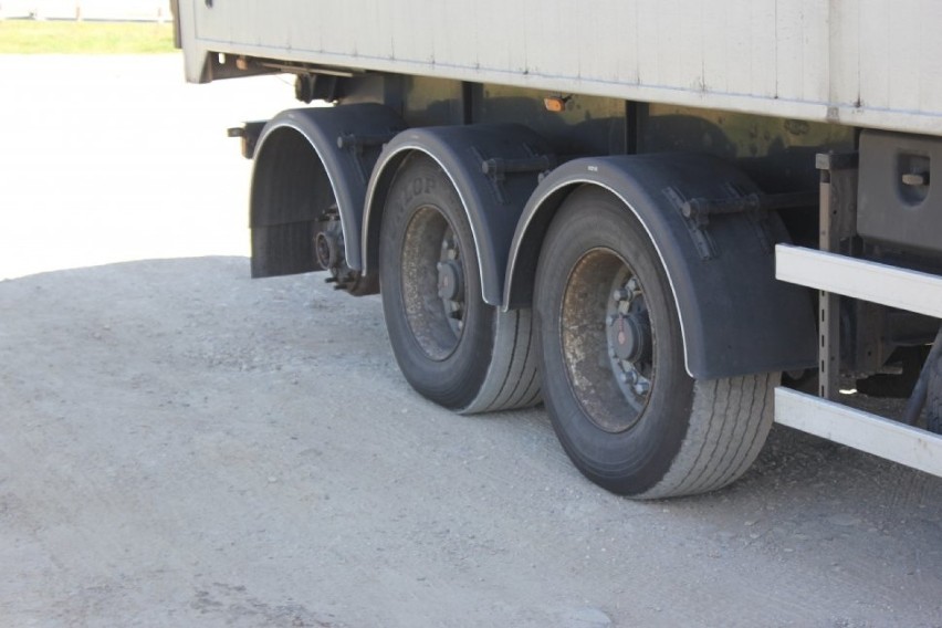 Koziegłowy: Kierowca wiózł 25 ton węgla ciężarówką bez koła! [ZDJĘCIA]
