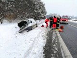 Węgry. Dostawczy citroen wypadł z drogi na trasie Opole-Kluczbork. Kierowca nie miał prawa jazdy