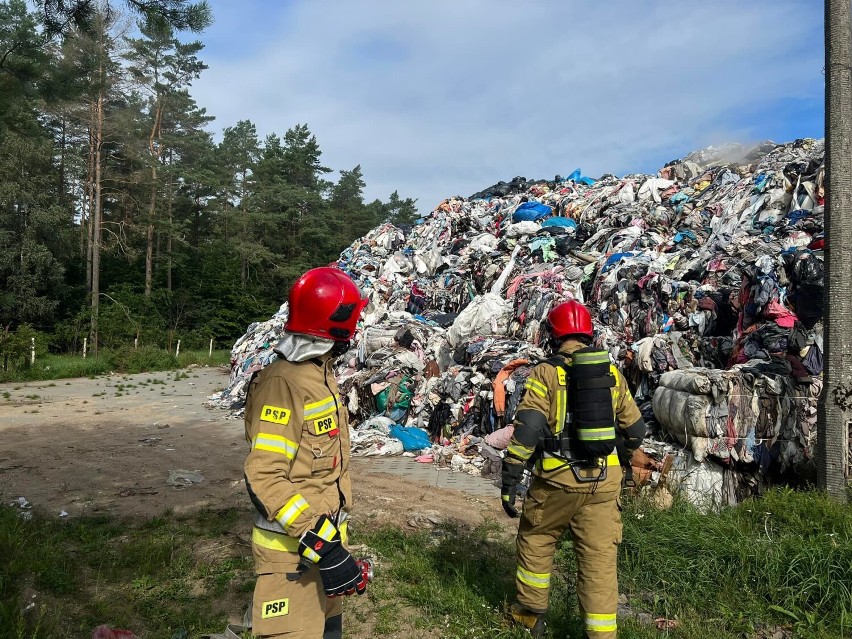 Kamieniec (gm. Cewice). Nowy pożar na składowisku odpadów tekstylnych. Akcja utrudniona