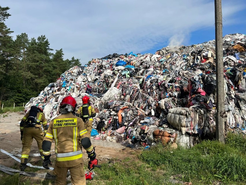 Kamieniec (gm. Cewice). Nowy pożar na składowisku odpadów tekstylnych. Akcja utrudniona