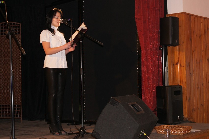 Klaudia Plewa czytała zebranym wiersze o gminie