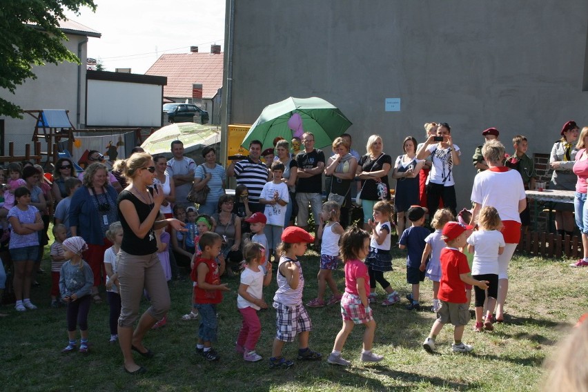 Rodzice bawili się z dziećmi na festynie w przedszkolu Bajka w Bielsku