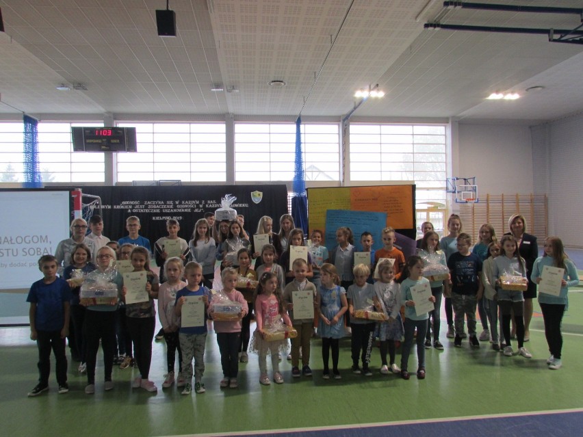 „Nie daj się nałogom, bądź po prostu sobą” - projekt edukacyjny realizowany w SP w Kiełpinie  ZDJĘCIA