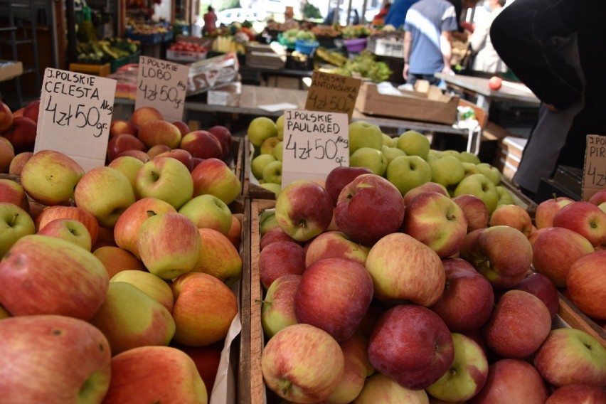 Jabłka, pomidory i śliwki królują na tarnowskim Burku. AKTUALNE ceny warzyw i owoców