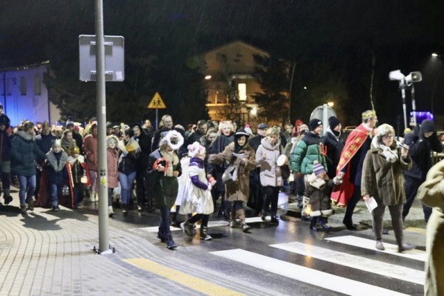 Barwny, rozśpiewany Orszak Kolędników przeszedł ulicami Pręgowa