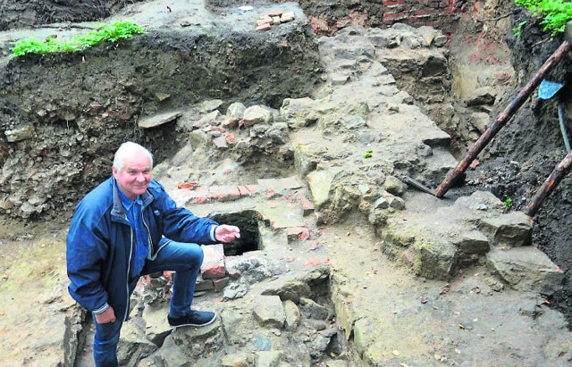Archeolog Eligiusz Dworaczyński jest zachwycony odkryciem w centrum Bochni. - Mamy oto tutaj fragmenty murów, które pamiętają jeszcze czasy króla Kazimierza Wielkiego - ekscytuje się