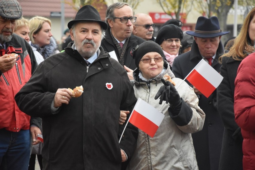 Śpiewali patriotyczne piosenki przed wągrowieckim ratuszem i "Mazurka Dąbrowskiego" przed starostwem [ZDJĘCIA] 