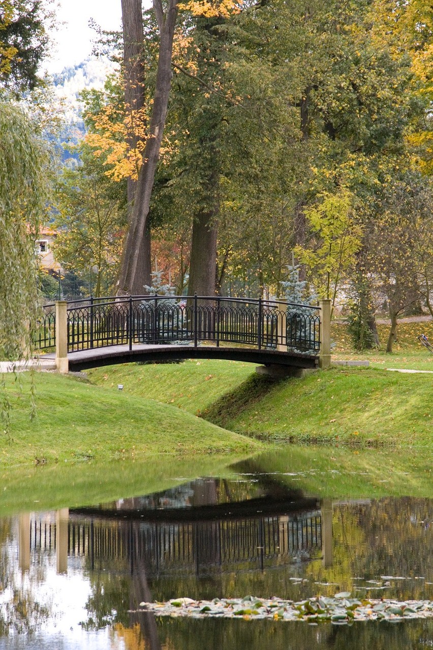 Nostalgia, żal, smutek... A ona taka piękna idzie przez park, pole, las