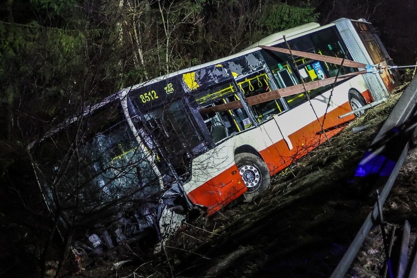 Śmiertelny wypadek na Spacerowej w Gdańsku! Doszło do czołowego zderzenia autobusu z samochodem osobowym. Nie żyje kierowca osobówki