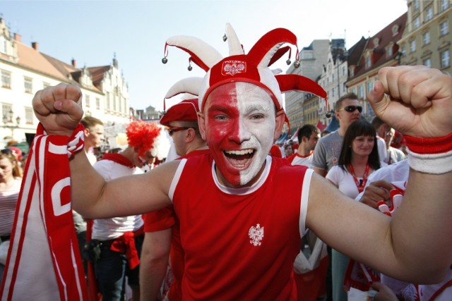 Czerwiec 2012 we Wrocławiu. Turniej UEFA Euro 2012 – tym żyło całe miasto i cała Polska, nie tylko kibice. Była radość z piłkarskiej fety, rozczarowanie gdy Polska nie awansowała do kolejnej fazy turnieju, deszcz nad Wrocławiem, były także słoneczne dni, łzy smutku, ale i nowe znajomości. Zapamiętamy ten turniej na długo