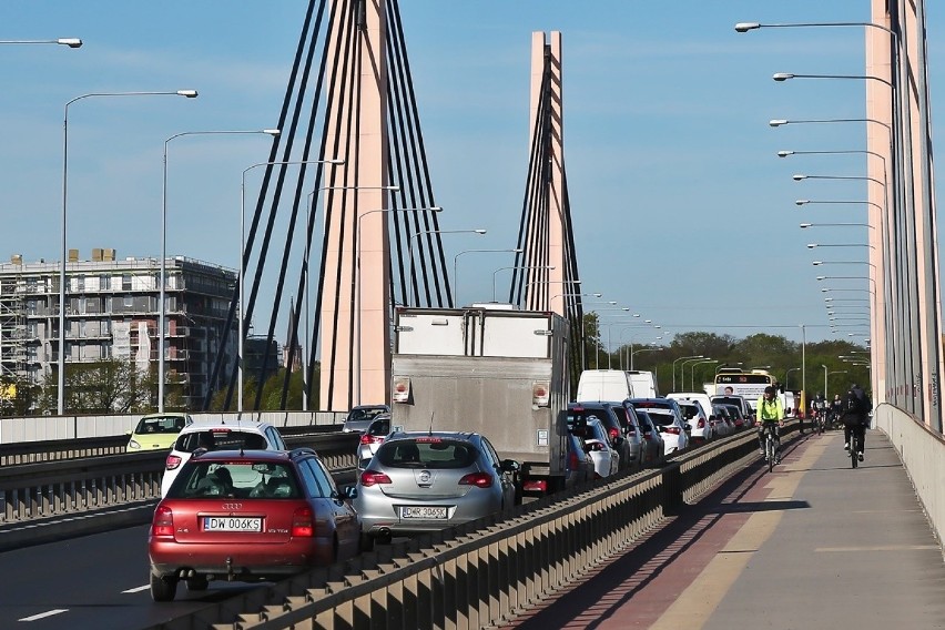 Od strony Osobowic korek w godzinach porannego szczytu...