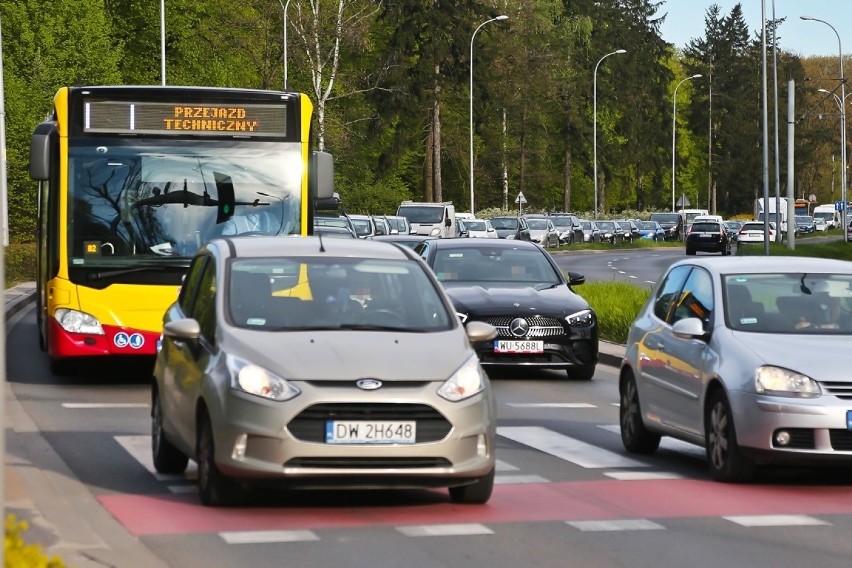 Zaczął się horror drogowy na zachodzie Wrocławia. Wszystko przez remont skrzyżowania Milenijnej i Popowickiej