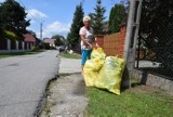 Odpady zalegają przed domami w gminie Wierzchosławice
