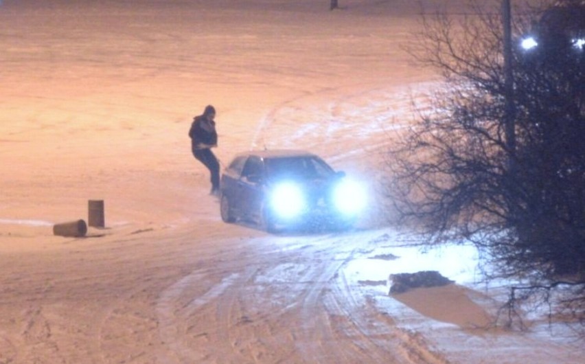 Ekstremalnie niebezpieczne zabawy. Jeden ciągnął samochodem snowboardzistę po śniegu, inny pędził na rolkach za autem ZDJĘCIA 1.02.2024
