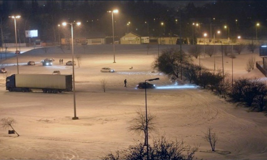 Ekstremalnie niebezpieczne zabawy. Jeden ciągnął samochodem snowboardzistę po śniegu, inny pędził na rolkach za autem ZDJĘCIA 1.02.2024