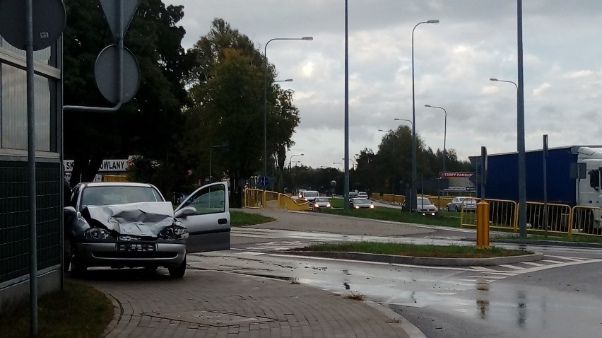 Na rondzie, na którym doszło do stłuczki była policja oraz...