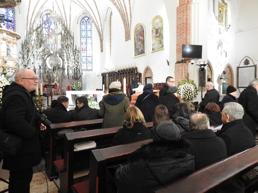 Pogrzeb śp. bp Stanisława Stefanka w łomżyńskiej Katedrze. Nad trumną modli się licznie przybyła rodzina [zdjęcia]