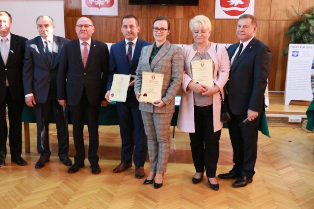 Prestiżowe tytuły honorowych obywateli radni powiatowi przyznali Krystynie Jednorowicz, Żanecie i Łukaszowi Robak i prof. Marcelemu Tureczkowi.