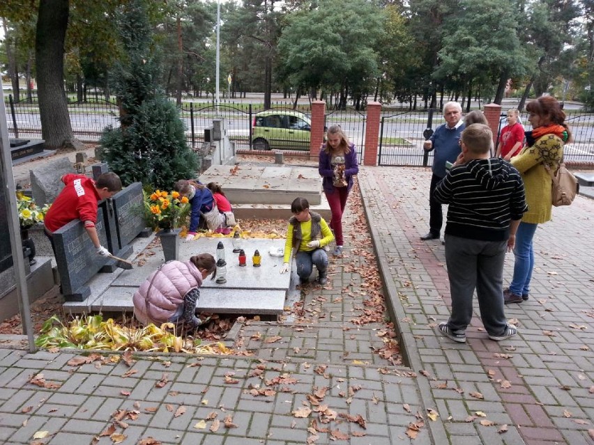 Cmentarz w Chodzieży: uprzątnęli groby powstańców wielkopolskich 