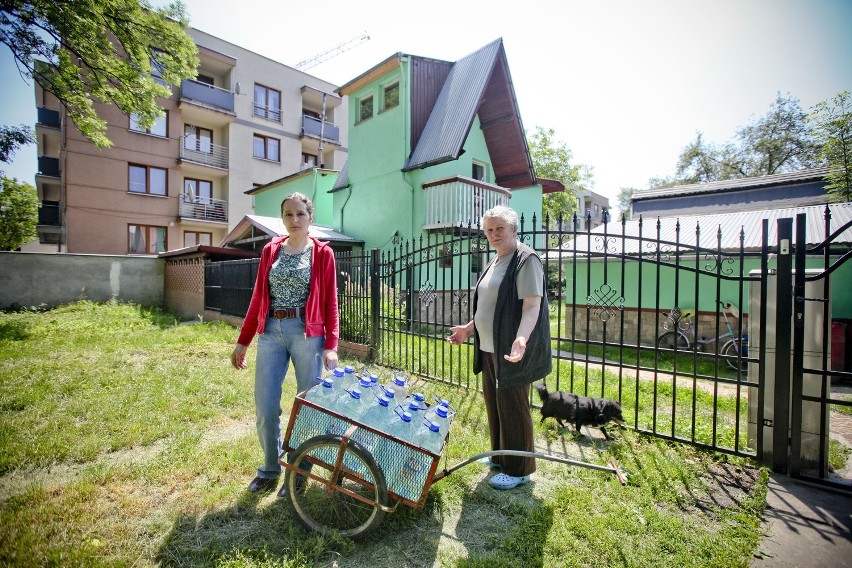 Kraków. Od pół roku żyją bez wody!  Przez sąsiada dewelopera [ZDJĘCIA]