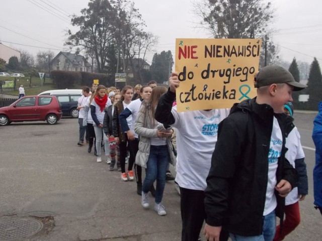 Stop przemocy! - manifestowała młodzież z Gogołowej