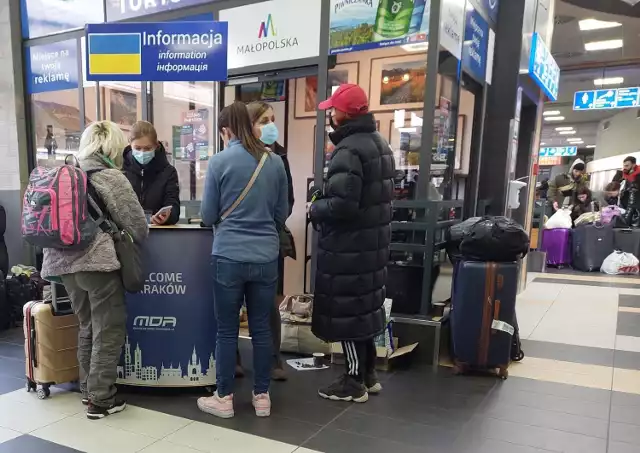 Punkt informacji dla uchodźców na dworcu autobusowym MDA w Krakowie