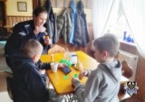 Wałbrzyscy policjanci zorganizowali zbiórkę darów dla uchodźców z Ukrainy, którzy znaleźli schronienie w Sokołowsku
