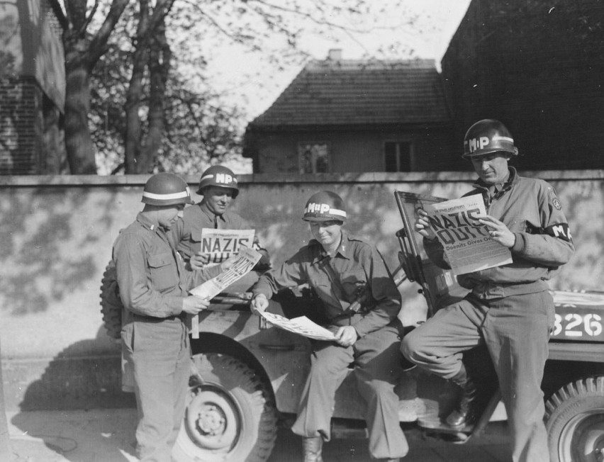 Amerykańscy żandarmi wojskowi w trakcie lektury gazety...