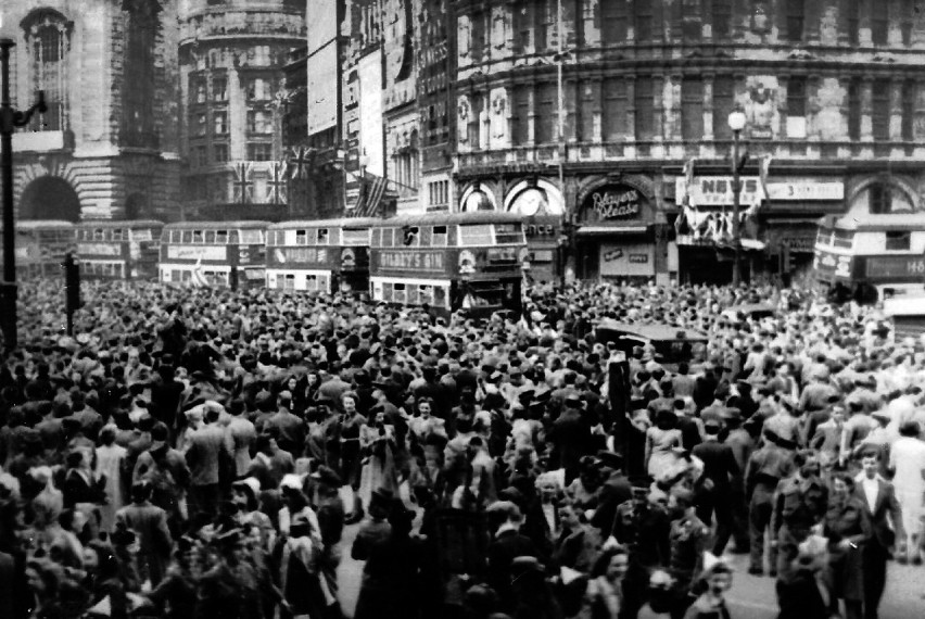 • Tłumy wiwatujące na wieść o zakończeniu II wojny...