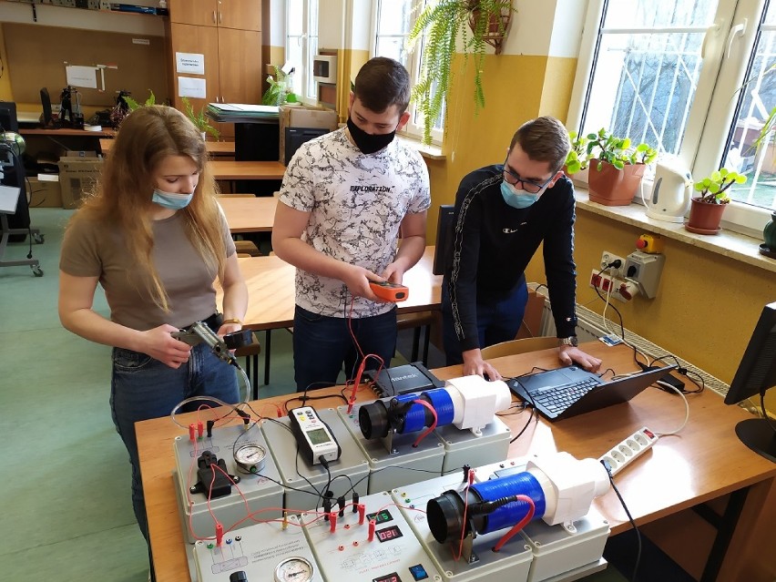 Uczniowie "samochodówki" oraz uczennica "elektronika" z ZSTiO w Jarosławiu, skonstruowali innowacyjną pomoc dydaktyczną 