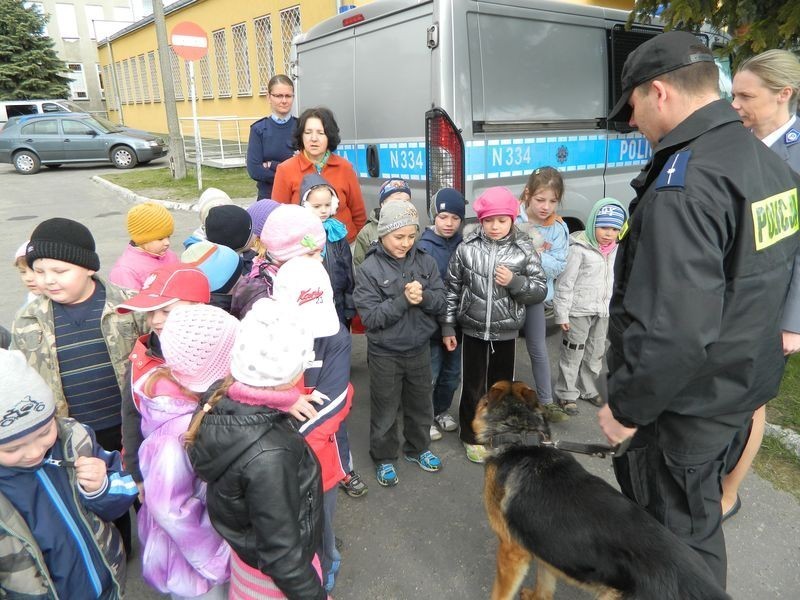 Uczniowie z Nowego Dworu na komendzie policji. Uczyli się bezpiecznych zachowań.