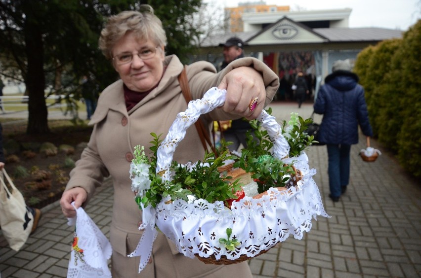 Bełchatów. Święcenie koszyczków z pokarmami w kościołach [ZDJĘCIA]