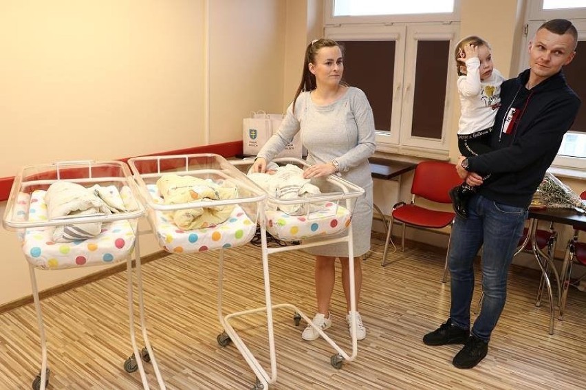 Nadia, Maja i Laura - pierwsze w tym roku trojaczki w województwie opuściły szpital przy Prostej w Kielcach (ZDJĘCIA)