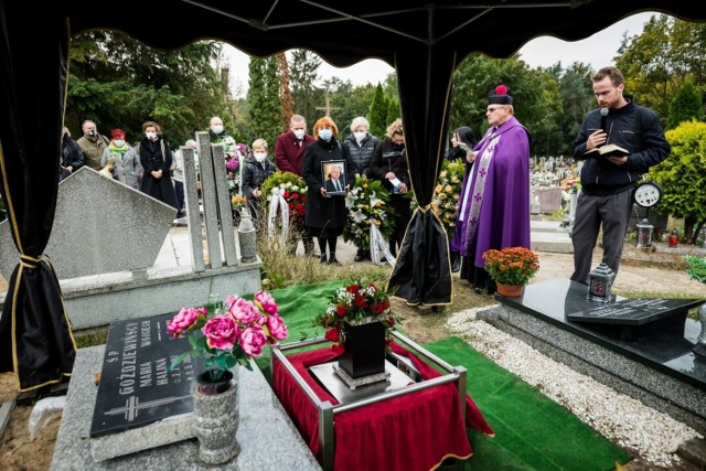 Rodzina, przyjaciele, znajomi oraz dawni współpracownicy pożegnali w czwartek (15 października) Grzegorza Hinza, człowieka całym sercem oddanego bydgoskiej oświacie. Pogrzeb odbył się na cmentarzu przy ul. Kaplicznej na bydgoskim Siernieczku.